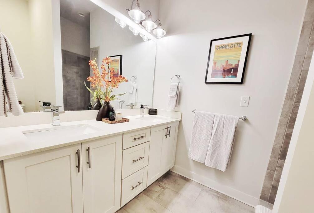 New Stylish Getaway- 5 Mil To Uptown/3 Smart Tvs! Διαμέρισμα Σάρλοτ Εξωτερικό φωτογραφία